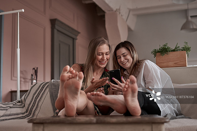 沙发上的女孩图片素材