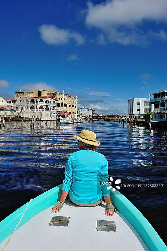 凯西·贝克在伯利兹伯利兹市享受夏季乘船游览图片素材