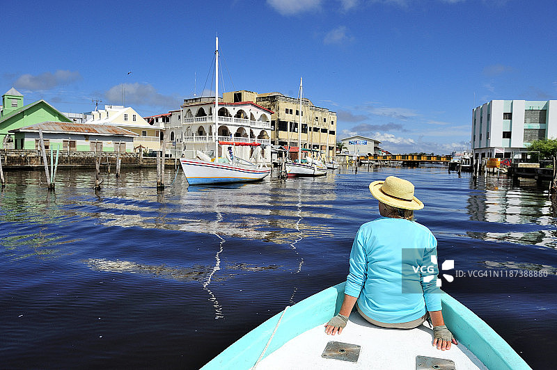 一位女士乘渔船在伯利兹市游览图片素材