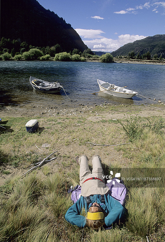 凯茜·贝克在智利富塔莱乌夫河上飞蝇钓鱼后放松图片素材