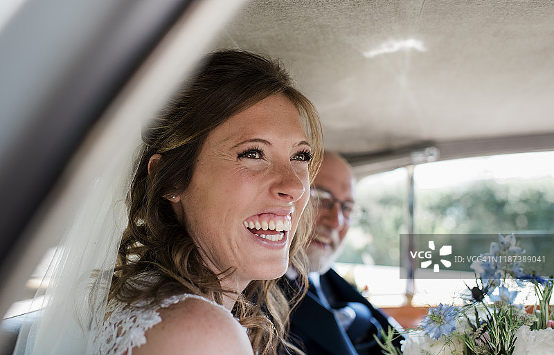 新娘在婚礼当天在车里笑着图片素材