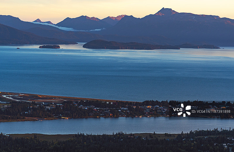 阿拉斯加州荷马市的日落，可欣赏卡切马克湾的岛屿景色图片素材