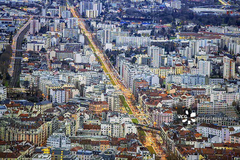 格勒诺布尔市的黄昏景色， Cours Jean Jaures在画面中心图片素材