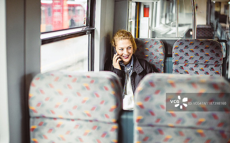 年轻女子乘火车通勤图片素材