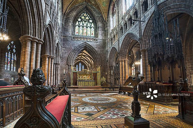 英国柴郡切斯特大教堂内部唱诗班席位和屏风图片素材