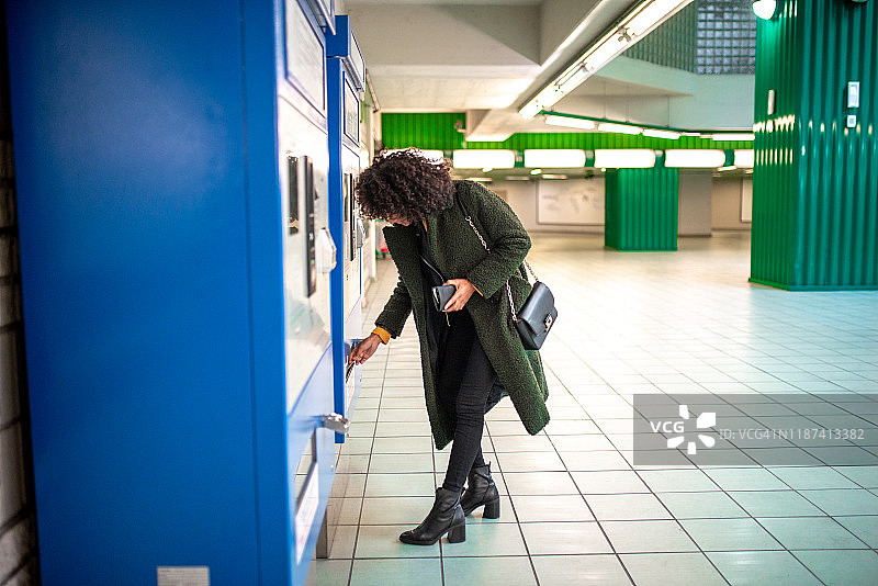 女人在车站购买火车票图片素材