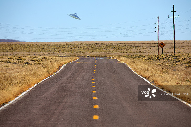 飞碟在道路上飞行图片素材