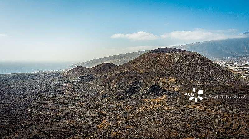 无人机拍摄的从天空喷发的古老火山的陨石坑图片素材