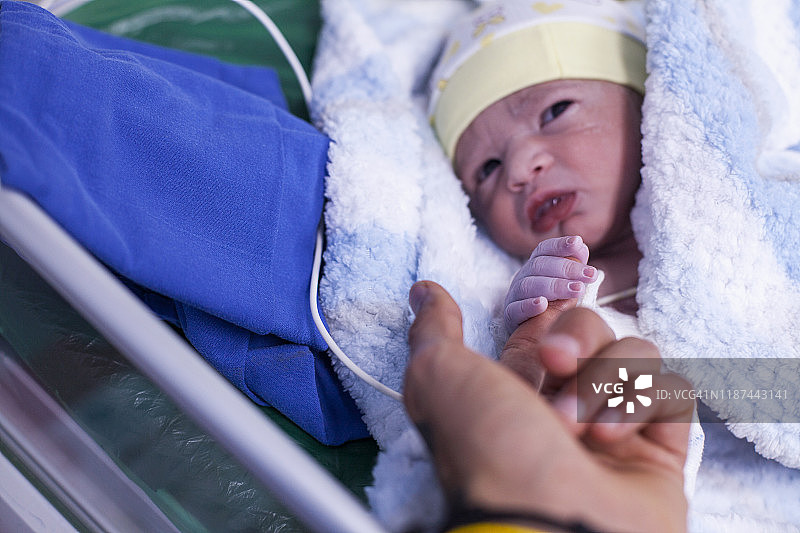 新生男婴图片素材