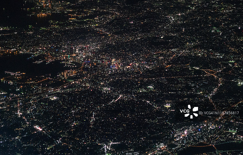 从飞机上俯瞰日本神奈川县横滨市和横滨港图片素材