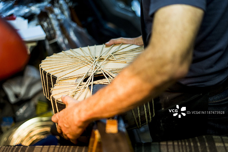 西班牙工匠作坊里制作吉他的制琴师图片素材