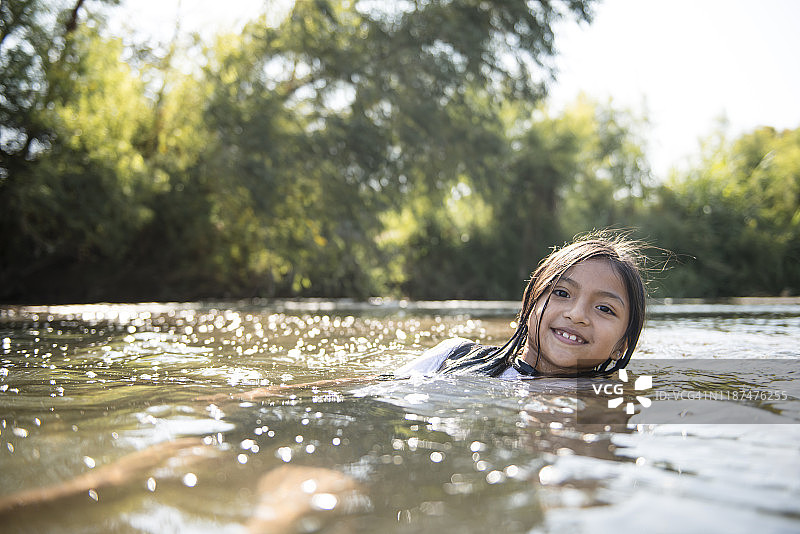 女孩在河边享受夏日图片素材