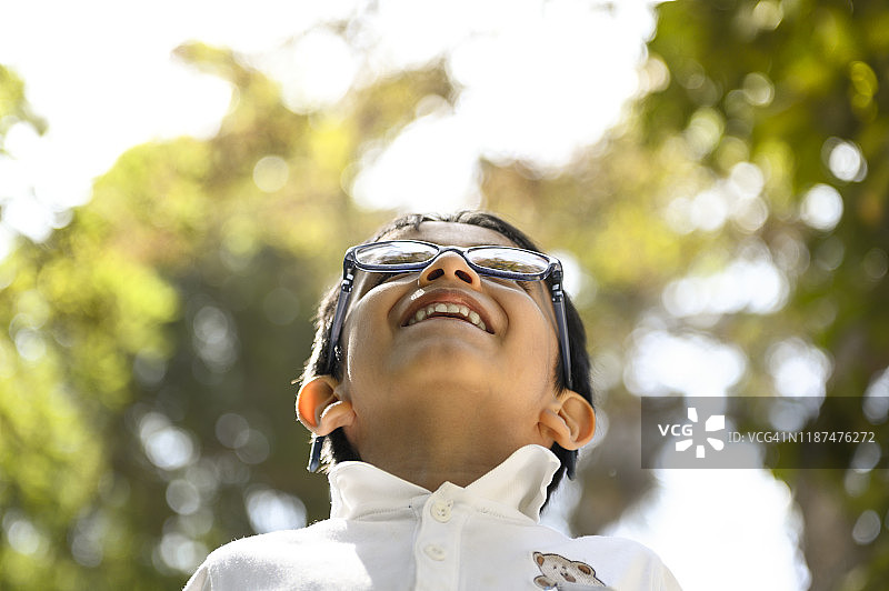 与自然亲近的儿童图片素材