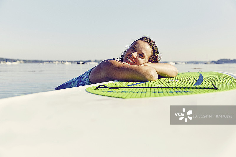 在缅因州卡斯科湾玩桨板的年轻女子图片素材