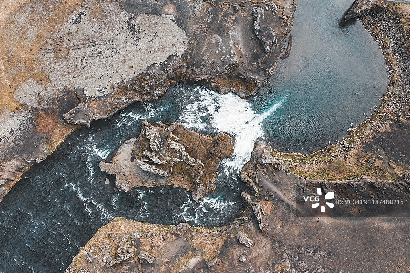 Hjalparfoss瀑布鸟瞰图图片素材