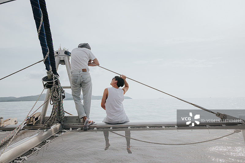 在芭堤雅的游艇之旅中与朋友放松图片素材