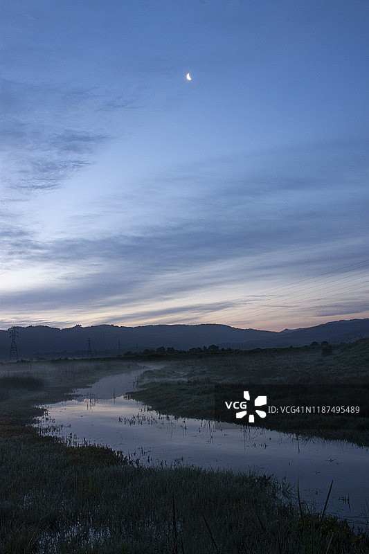 雾气笼罩的黄昏河流图片素材