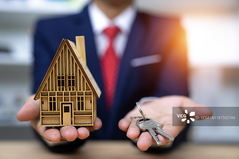 房地产经纪人向客户交付钥匙，房屋买卖图片素材