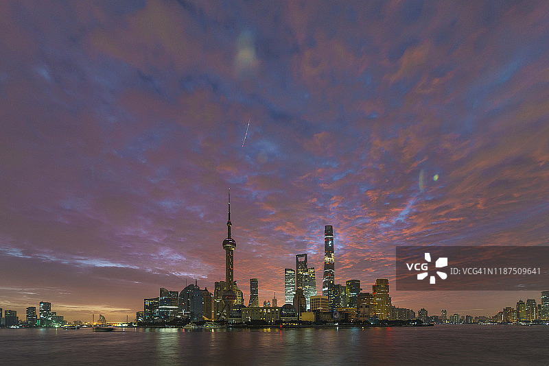日出时分的上海天际线图片素材