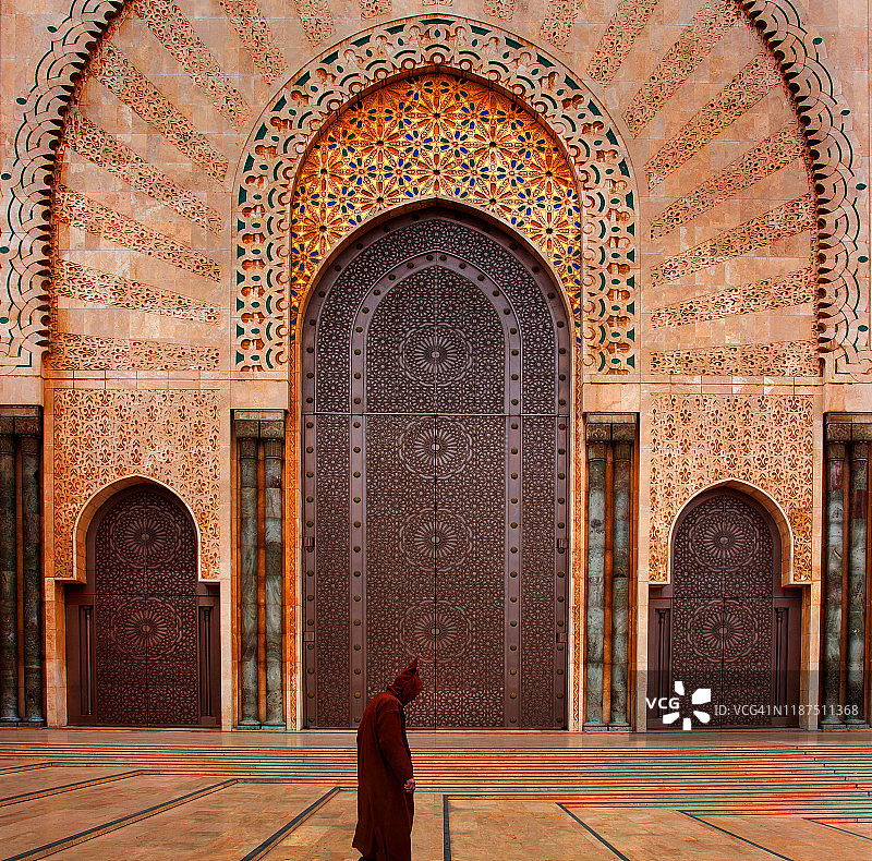 身穿传统服饰的男子在清真寺附近图片素材