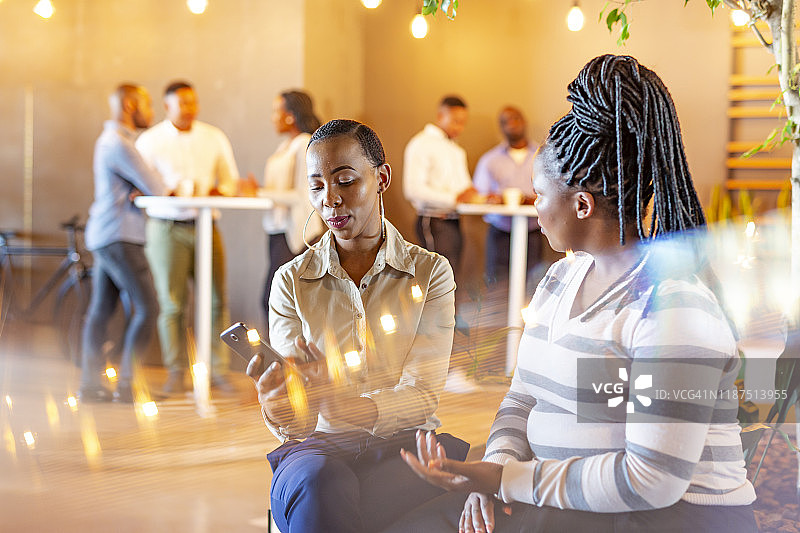 两名非洲妇女下班后放松地看着手机图片素材