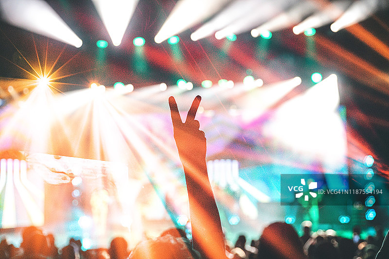演唱会灯光、观众、举起的手、和平手势图片素材
