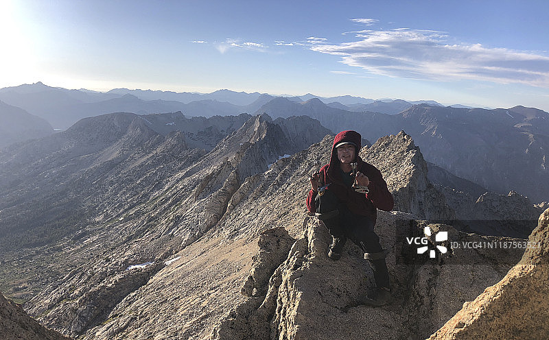 攀岩登山者在马特洪峰顶图片素材