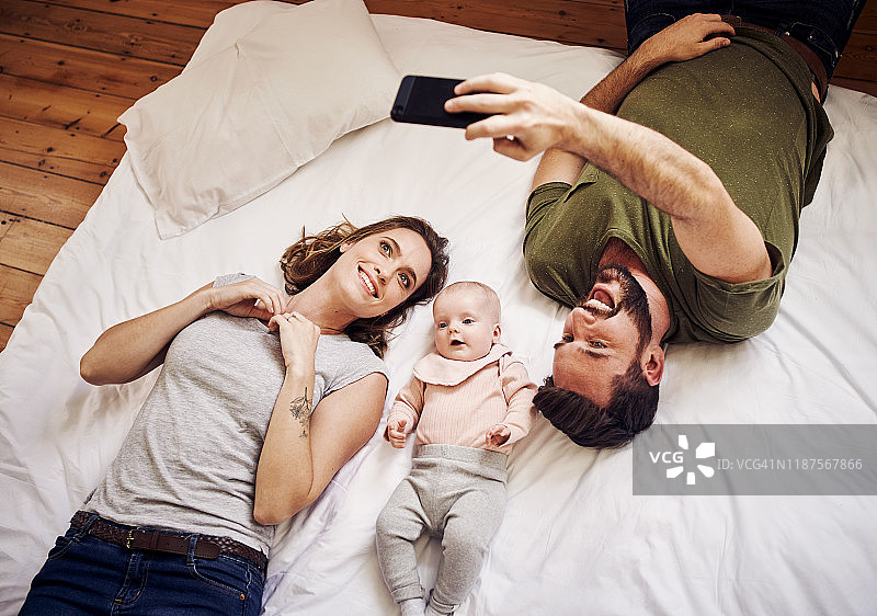 他们的幸福包裹图片图片素材