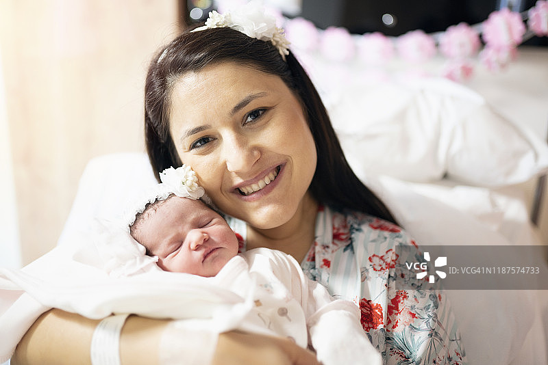 母亲和她的新生儿图片素材