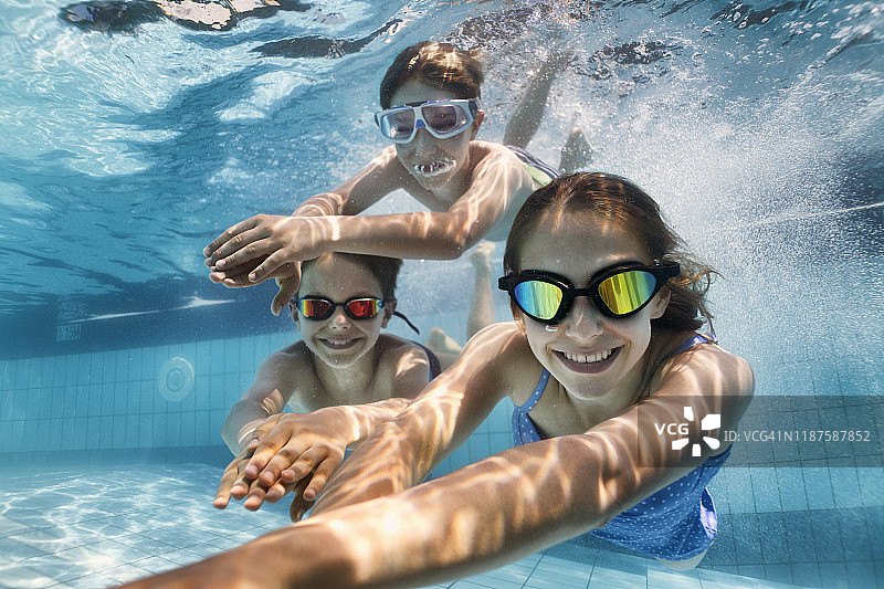 孩子们在泳池里水下游泳图片素材