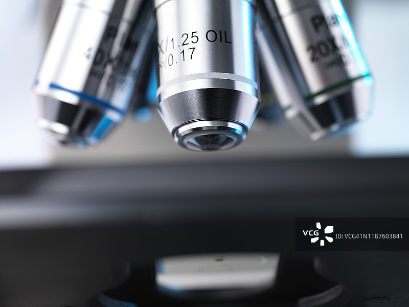 医学测试：使用显微镜在实验室中观察样本图片素材