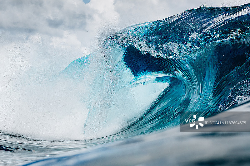 干净的蓝色海浪图片素材