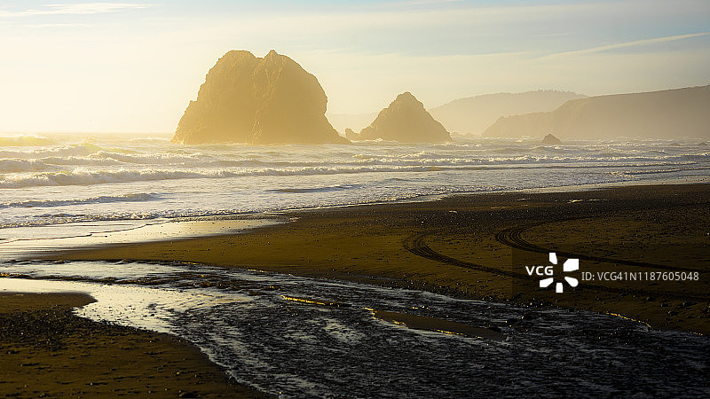 日落时分的门多西诺海滩图片素材