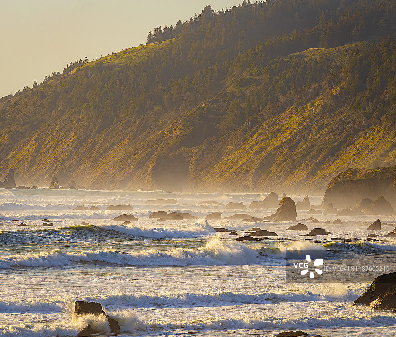 袭击门多西诺海岸线的巨浪图片素材