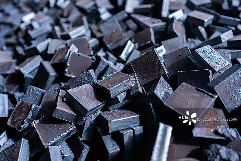 空间中的金属块图片素材