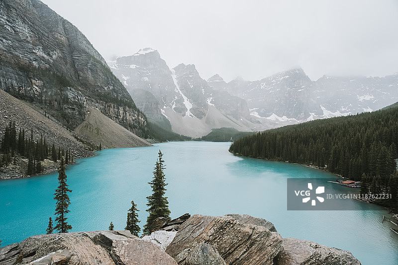 莫兰湖和周围群山的雾蒙蒙的早晨景色图片素材