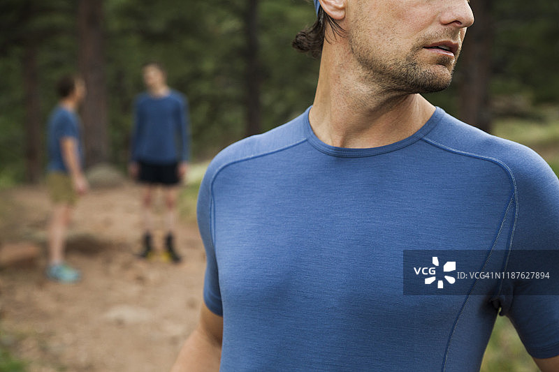 在科罗拉多州博尔德肖托夸步道上休息交谈的男人们图片素材