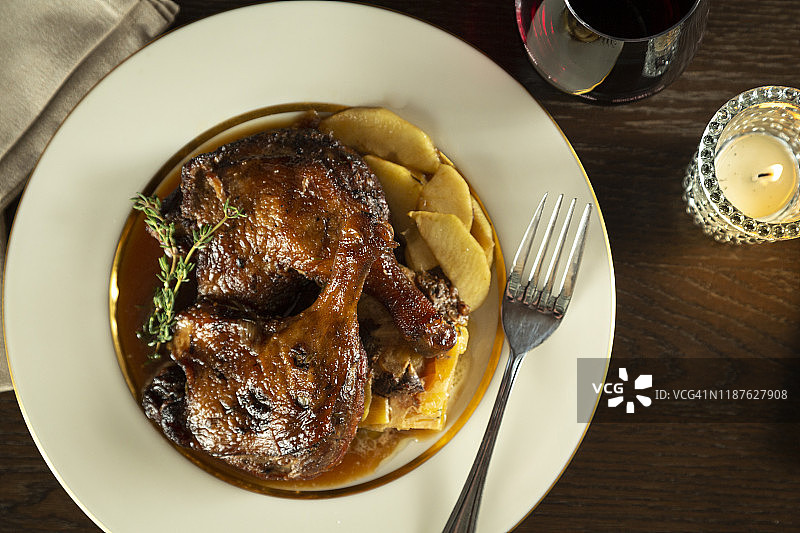 从上方直接拍摄的配酒烤鸭腿图片素材