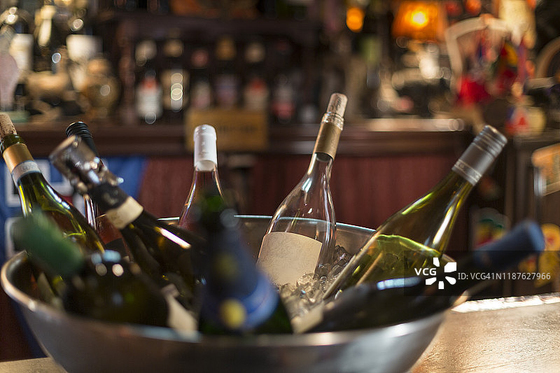 吧台上大桶中装的瓶装葡萄酒品种图片素材