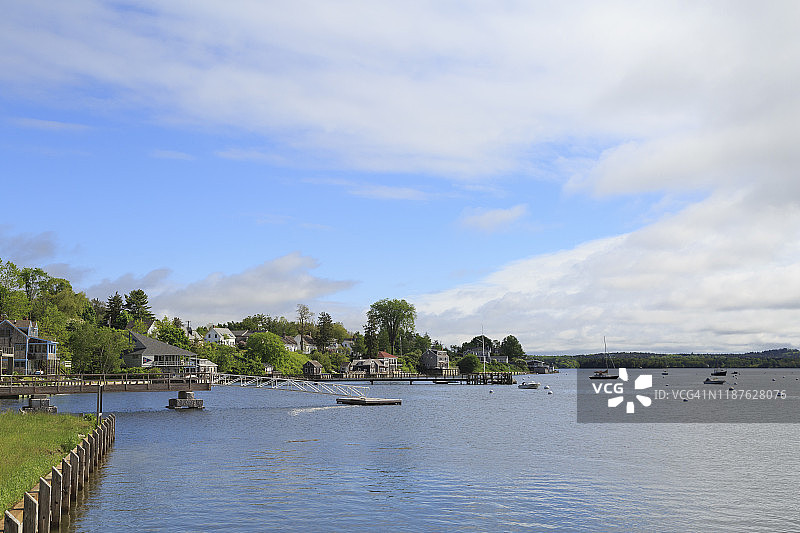 缅因州海边带海湾船只的小村庄港口图片素材