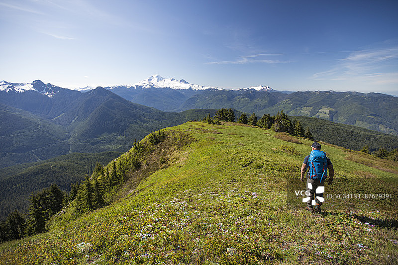 在喀斯喀特山脉的秃山上徒步图片素材