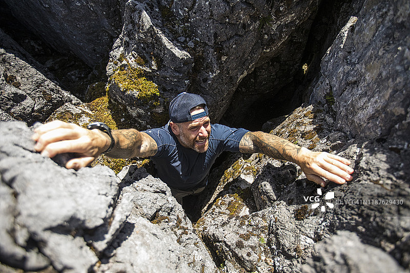 攀岩者寻找手抓点的高角度照片图片素材