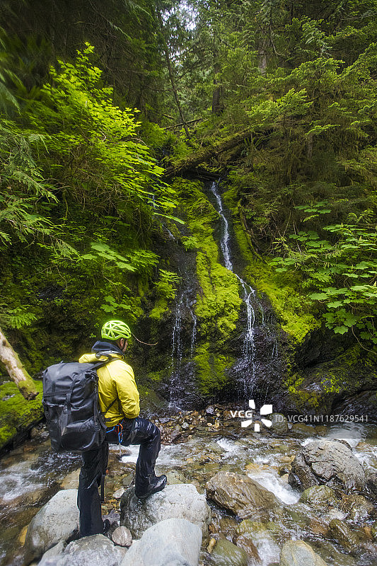 徒步旅行者在小瀑布旁图片素材