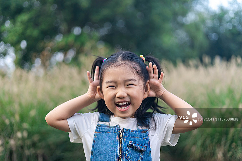 玩游戏的小女孩图片素材