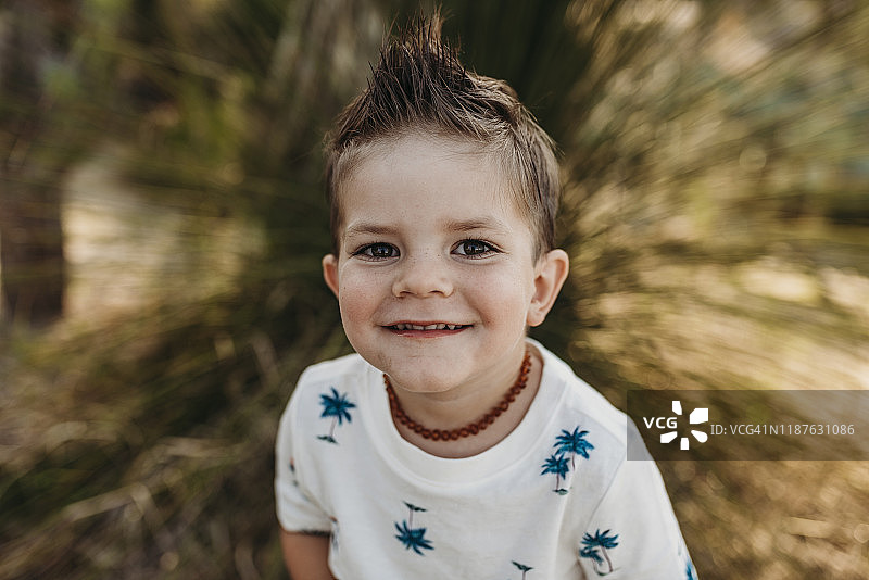 微笑的可爱幼儿男孩特写图片素材