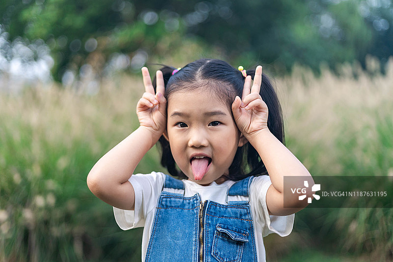 玩游戏的小女孩图片素材