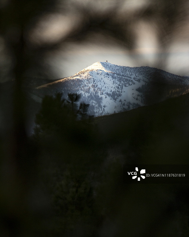 六号峰雪山顶部的气象站图片素材
