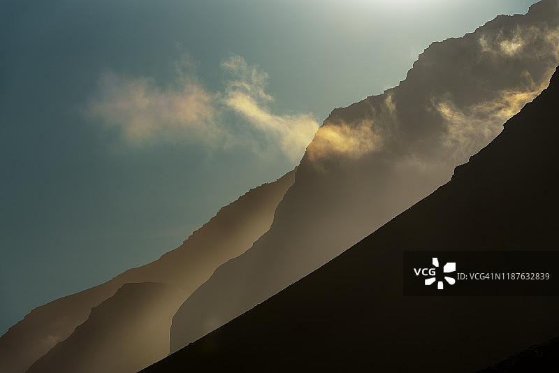 冰岛Arnarfjordur峡湾的山脉轮廓和阴影图片素材