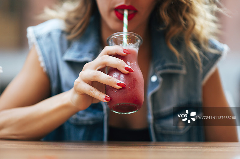 喝鸡尾酒苏打水的红唇漂亮女人图片素材