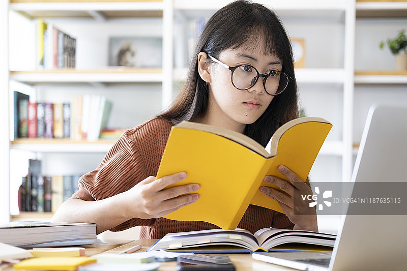 在线教育或自学概念图片素材